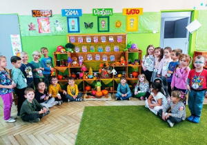 Dzieci przed wspólnie stworzonym Smakowitym Kącikiem Jesiennym.
